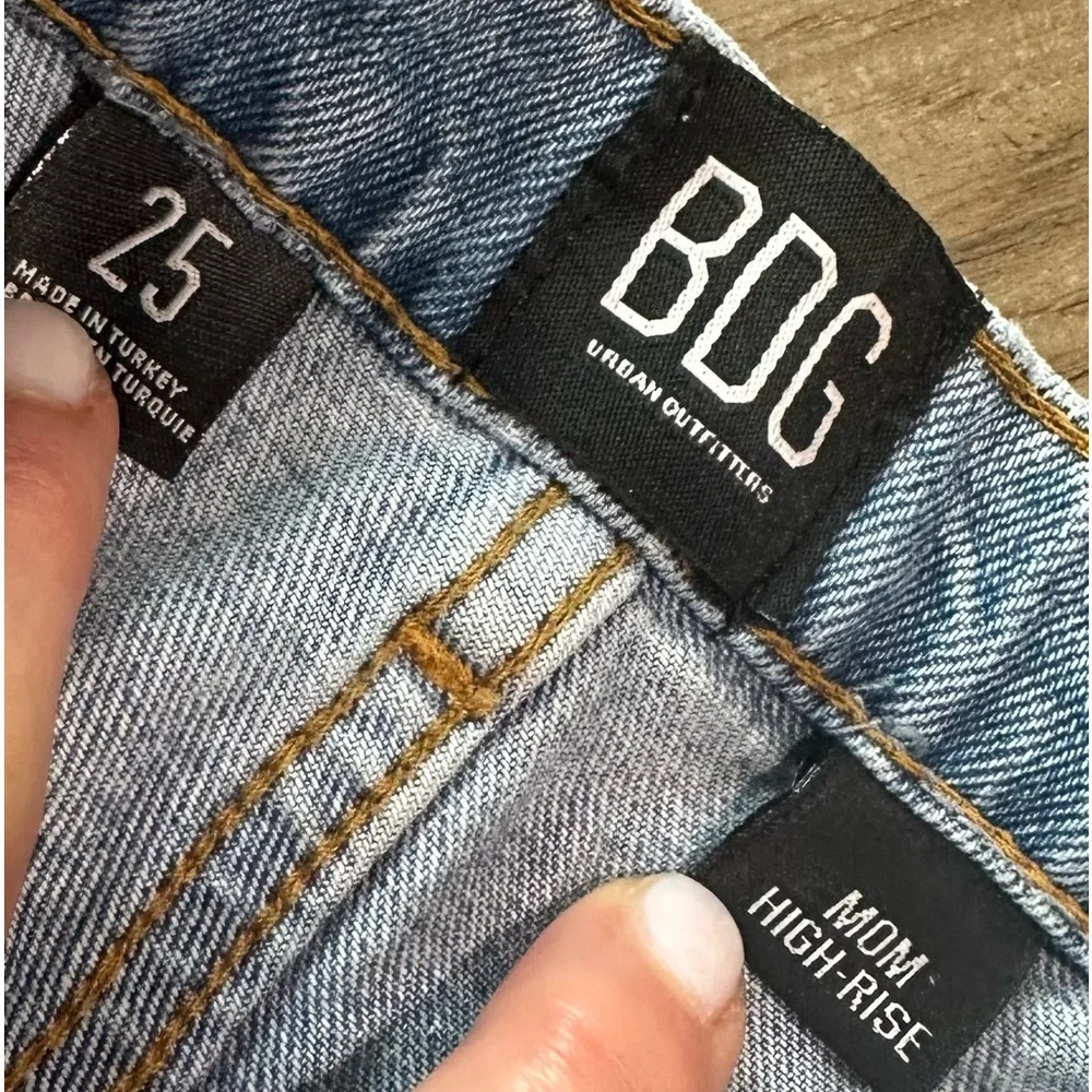 BDG High Rise Mom Jean Light Wash Distressed 25 - Picture 5 of 9